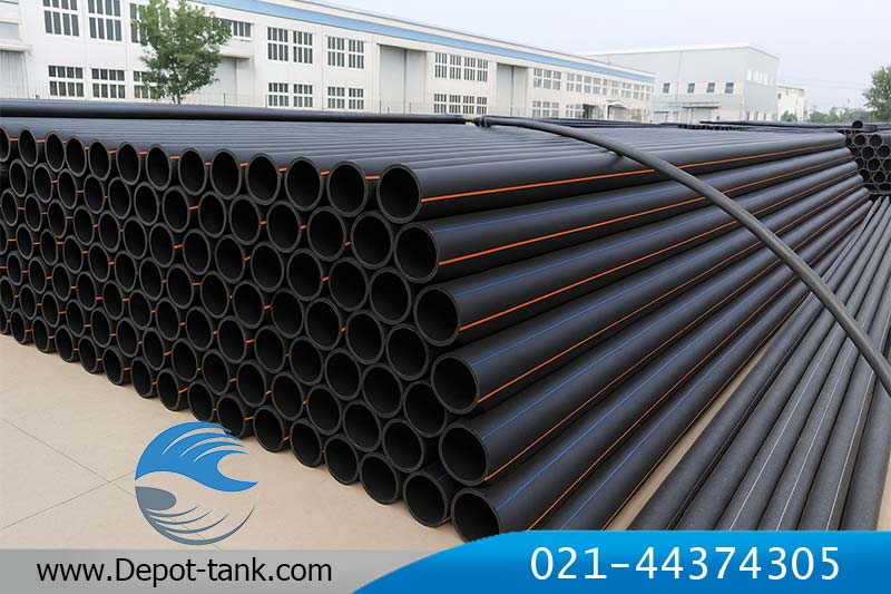 انبوهی از لوله‌های پلی‌اتیلن مشکی با خطوط راهنمای نارنجی که به‌صورت منظم در محوطه باز یک کارخانه چیده شده‌اند.