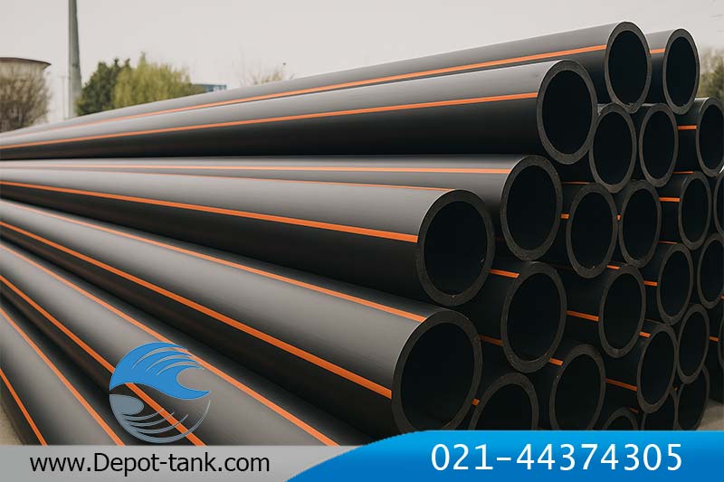 تصویر دسته‌ای از لوله‌ پلی‌اتیلن مشکی با نوارهای نارنجی که به‌صورت منظم روی هم چیده شده‌اند و برای پروژه‌‎های انتقال آب و گاز استفاده می‌شوند.