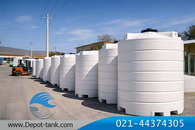 نمایی از ردیف مخازن عمودی پلی‌اتیلن سفیدرنگ در محوطه یک کارخانه، همراه با یک لیفتراک در پس‌زمینه و آسمان صاف.