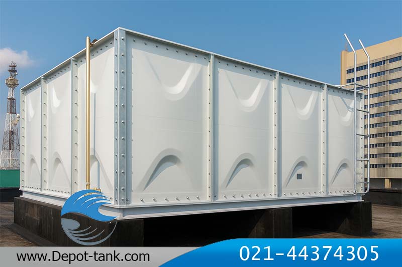 نمایی از یک مخزن آب ماژولار پیچ‌ومهره‌ای نصب‌شده بر روی پشت‌بام ساختمان با پوشش گالوانیزه و سازه تقویتی، مناسب برای ذخیره‌سازی آب آشامیدنی در محیط‌های شهری