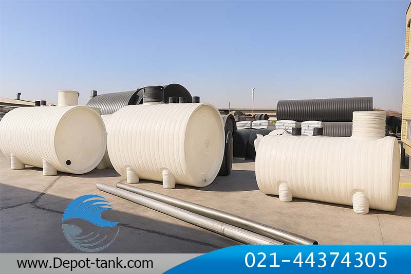 تصویری از مخازن افقی کاروگیت پلی‌اتیلن سفید و سیاه قرار گرفته در محوطه کارخانه، مناسب برای نگهداری و ذخیره‌سازی آب و فاضلاب