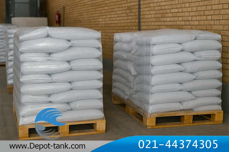 «پالت‌های stacked شده از کیسه‌های کربنات سدیم بسته‌بندی‌شده در انبار با دیوار آجری»