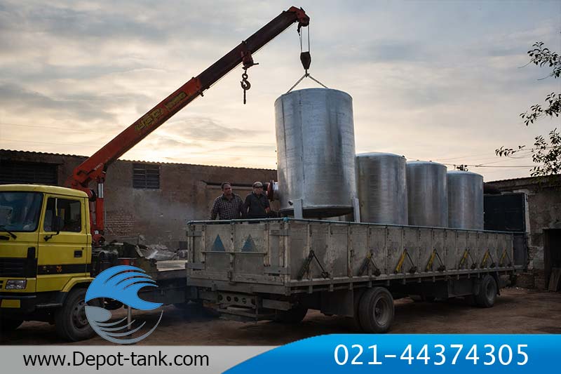 تصویر منبع کویل دار عمودی تولید شده توسط گروه صنعتی دپوت تانک در زمان بارگیری برای مشتری عزیز از عراق